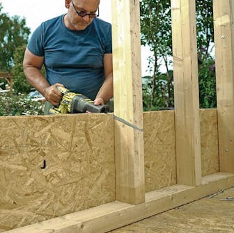 Isolert anneks: OSB-plate til isolert anneks sages til etter at den er skrudd fast Isolert anneks: OSB-plate til isolert anneks sages til etter at den er skrudd fast